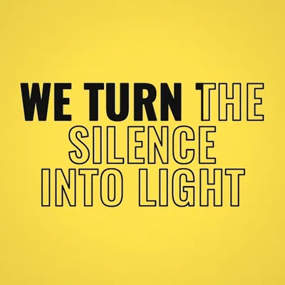 Modèle Manifesto&nbsp;: «&nbsp;we turn the silence into light&nbsp;» en noir sur fond jaune.